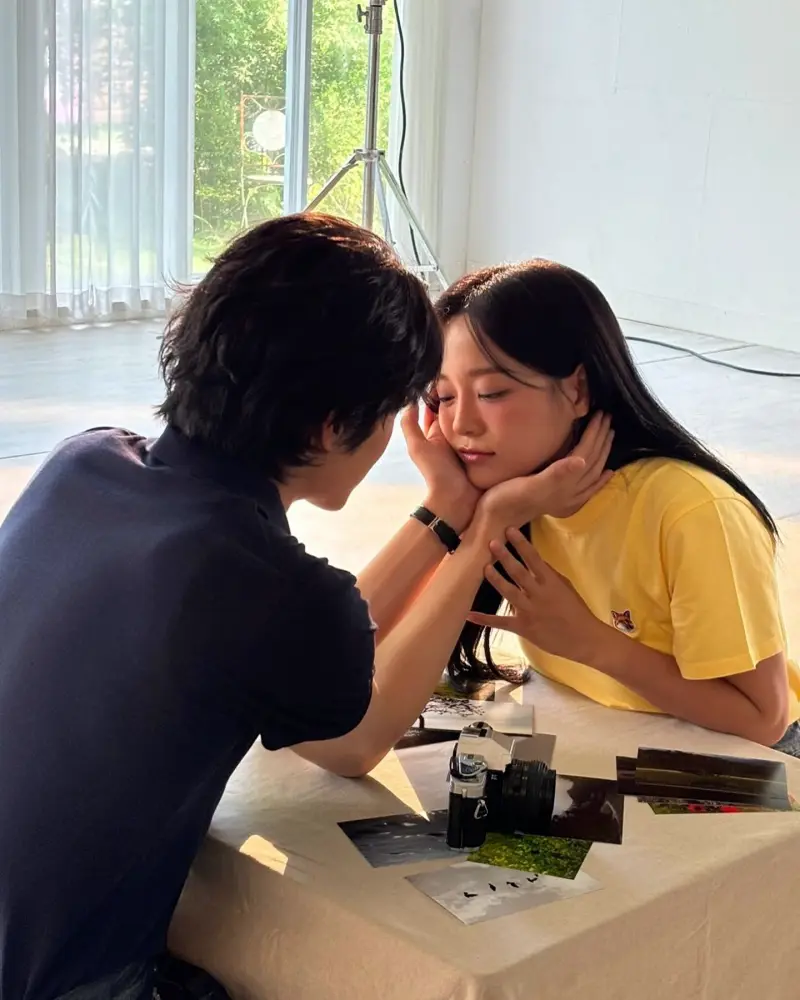 취하는 로맨스에서 서로 마주보고 있는 이종원, 김세정