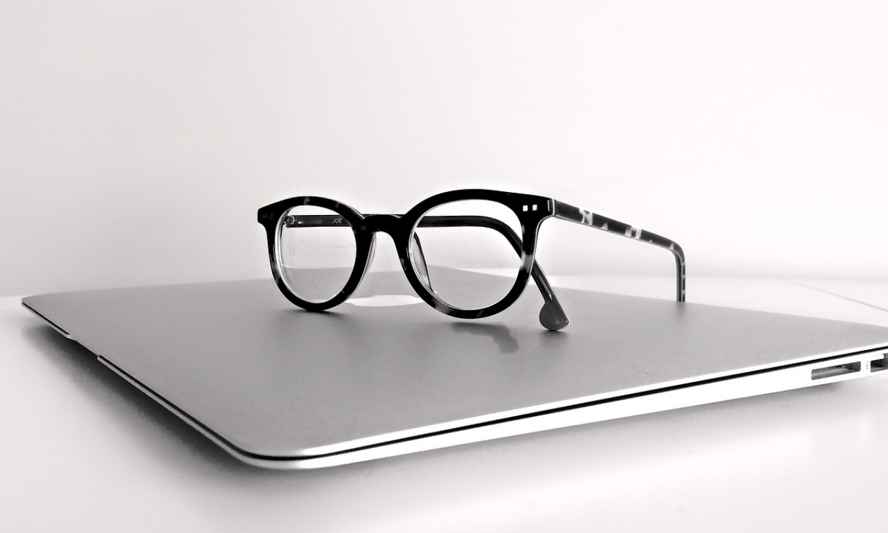 비싼 안경 관련 이미지