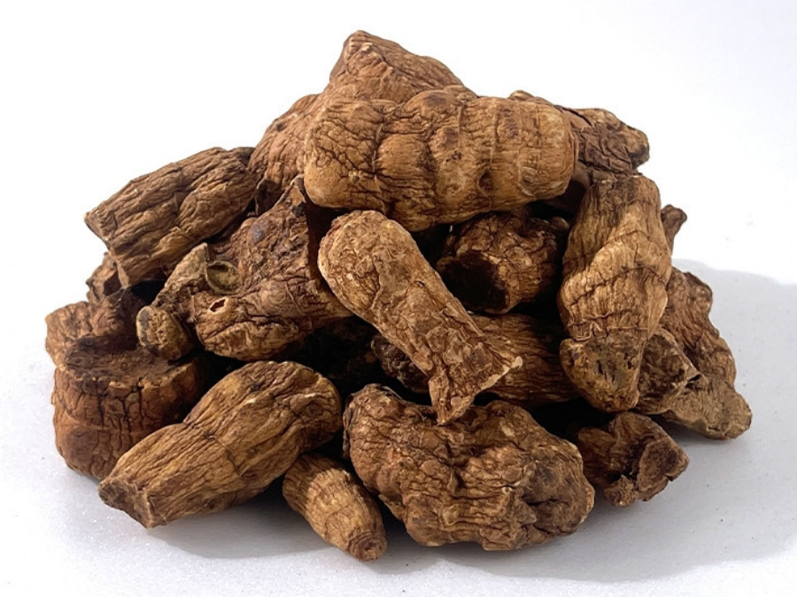 야생에서 크고 있는 둥글레 나무의 뿌리인 황정을 깨끗하게 세척을 한 후에 크게 자른 것을 하얀 바닥 위에 수북하게 쌓아두고 찍은 사진