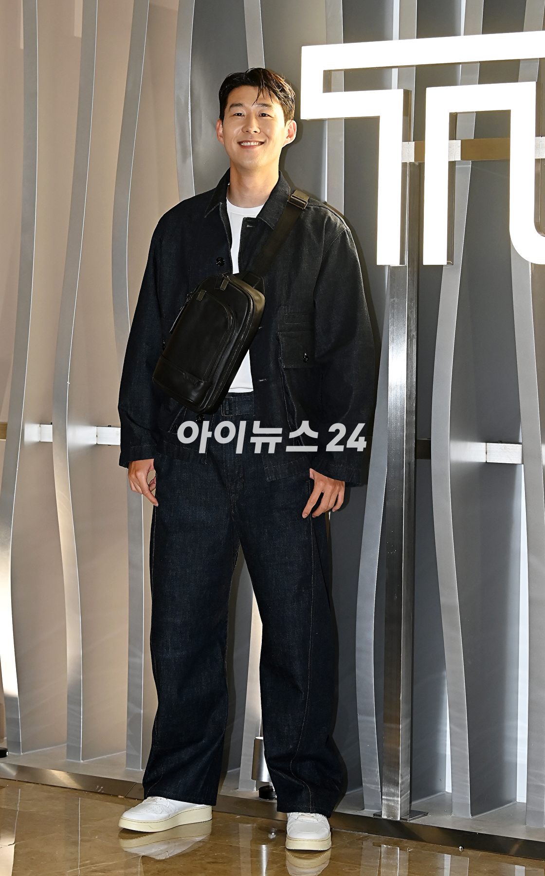 축구선수 손흥민이 3일 오후 서울 롯데월드몰 잠실점에서 열린 투미(TUMI) 팝업스토어 행사에서 포토타임을 갖고 있다. [사진=곽영래 기자]