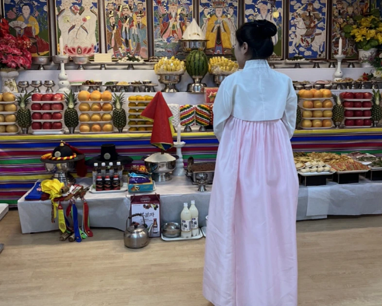 인현궁 선생님 굿당에 서 있는 모습