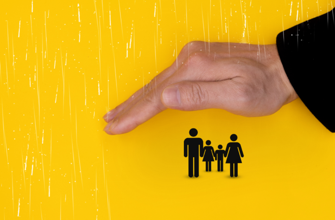 사람 모형들이 모여있고 커다란 손이 비를 막아주고 있다.