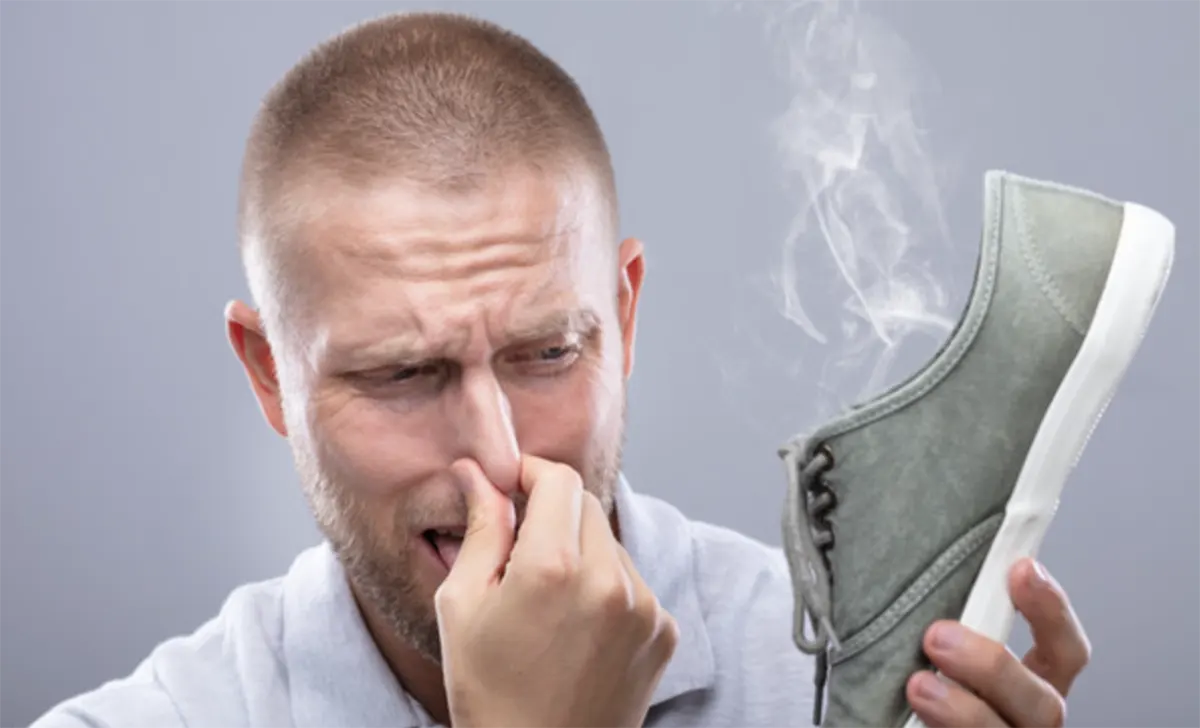 신발들고있는-남자-냄새-코막기