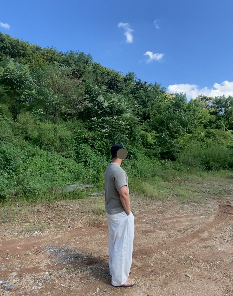 데일리룩(2025. 9. 18.)자라 ZARA 반팔 와플 빈티지 티셔츠 카키, 무신사스탠다드 무신사 데님와이드 벌룬팬츠 크림화이트, 서지컬스틸 빈티지 팔찌, 츄바스코 샌들 베이지