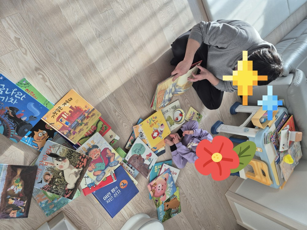 30개월 손주와 함께 바닥에 그림책을 펼쳐놓고 모방읽기를 하며 책을 읽어주는 모습