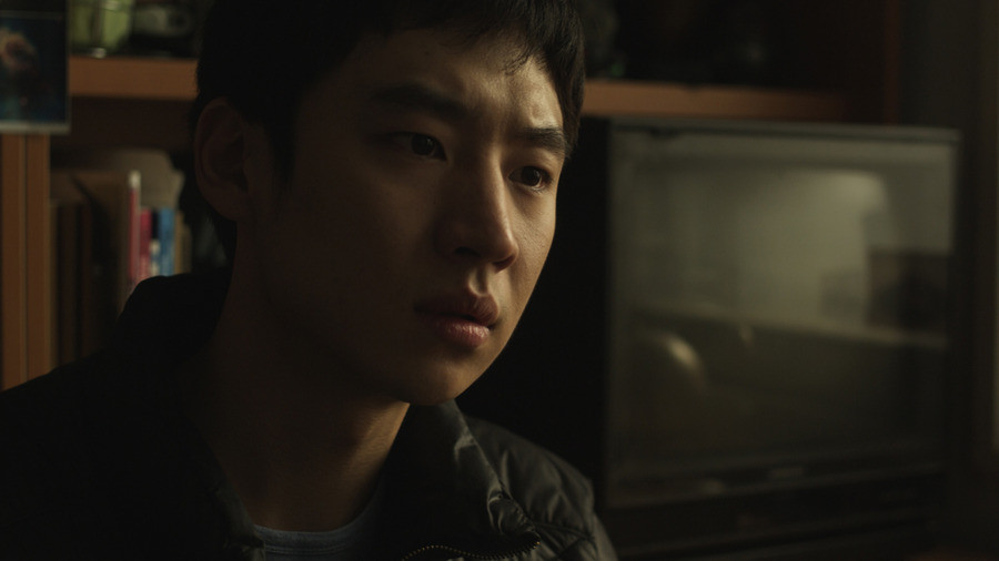 주인공 기태(이제훈)