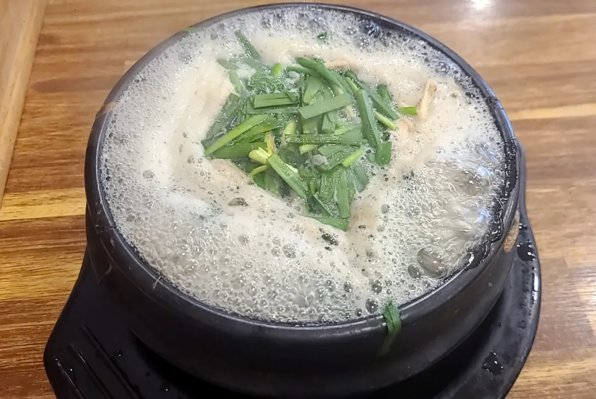 식탁위-뚝배기안에-굴국밥이-끊고있다