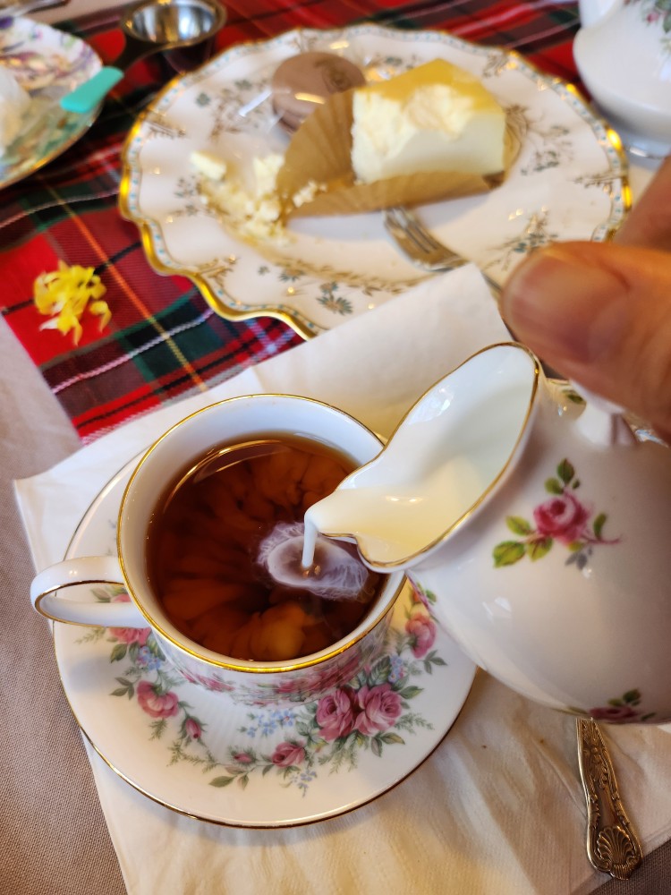 홍차에 우유 붓기