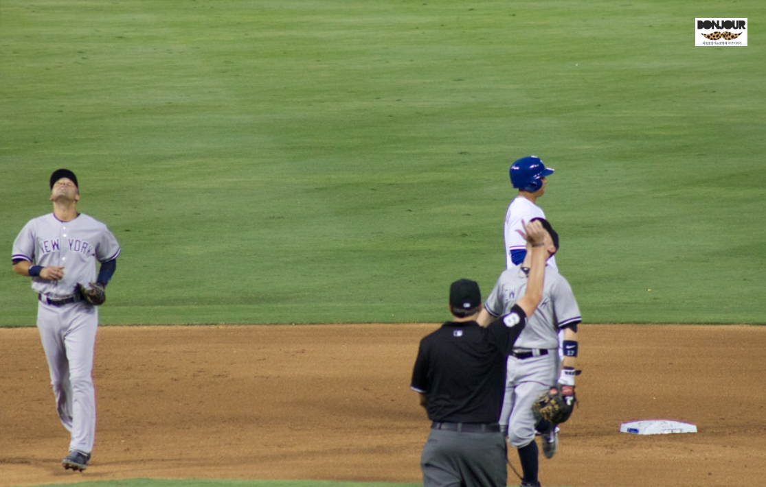 야구 심판 인필드 플라이 선언 장면