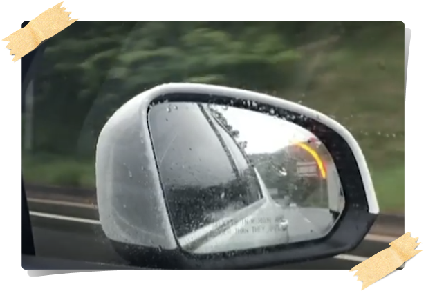 볼보 XC60 사이드미러 위치와 BLIS 경고등 표시 위치를 설명하는 사진