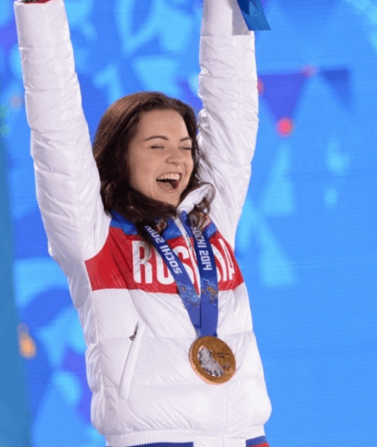소트니코바 금메달 받고 기뻐하는 장면
