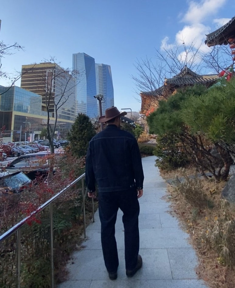 데일리룩('25. 12. 14.)유니버셜 케미스트리 페도라 카우보이모자 웨스턴모자, 무신사스탠다드 생지 데님트러커재킷, 무신사스탠다드 생지 데님팬츠, 블런드스톤 585 러스틱브라운