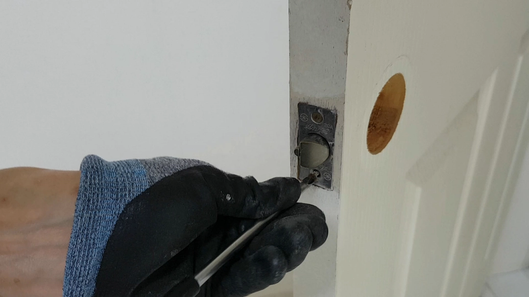 걸쇠 부품 고정 볼트 푸는 모습