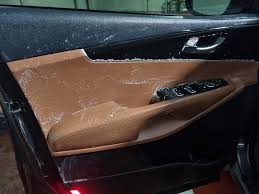 도어트림 세척 하는 장면