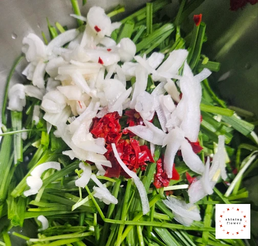 부추전-부추와 홍고추와 양파 썰어놓은 것