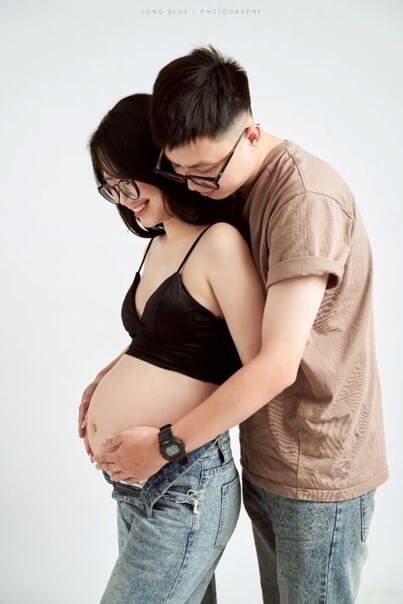 남산만큼-불러오른-배를-남편이-뒤에서-껴안으로-어루만져주는-사랑스런-모습