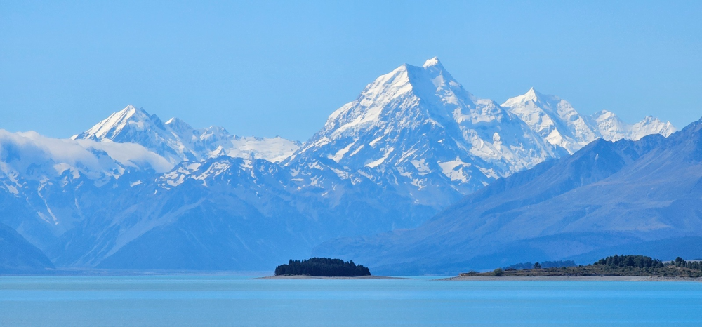 뉴질랜드 푸카키 호수와 설산 풍경