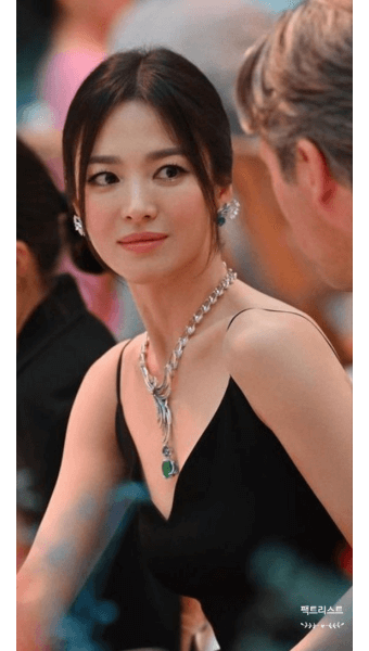 송중기 케이티 루이스 사운더스 암신