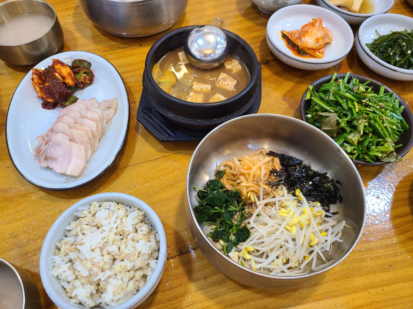 부산 센텀 비학산보리밥생칼국수 보리밥과 수육