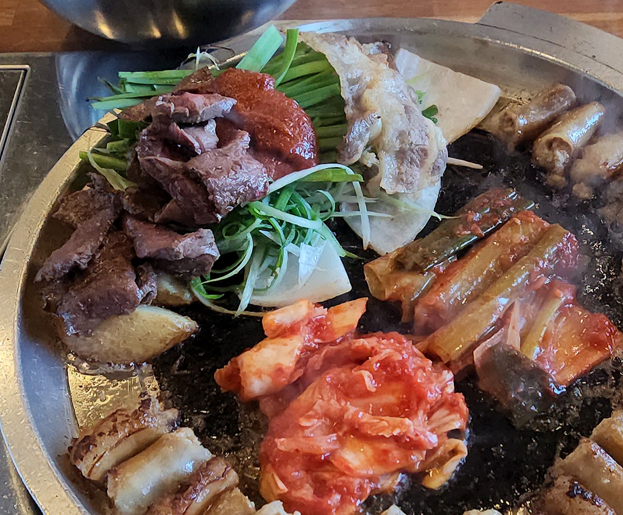 불판-위-매콤소스-부추-파채-무침