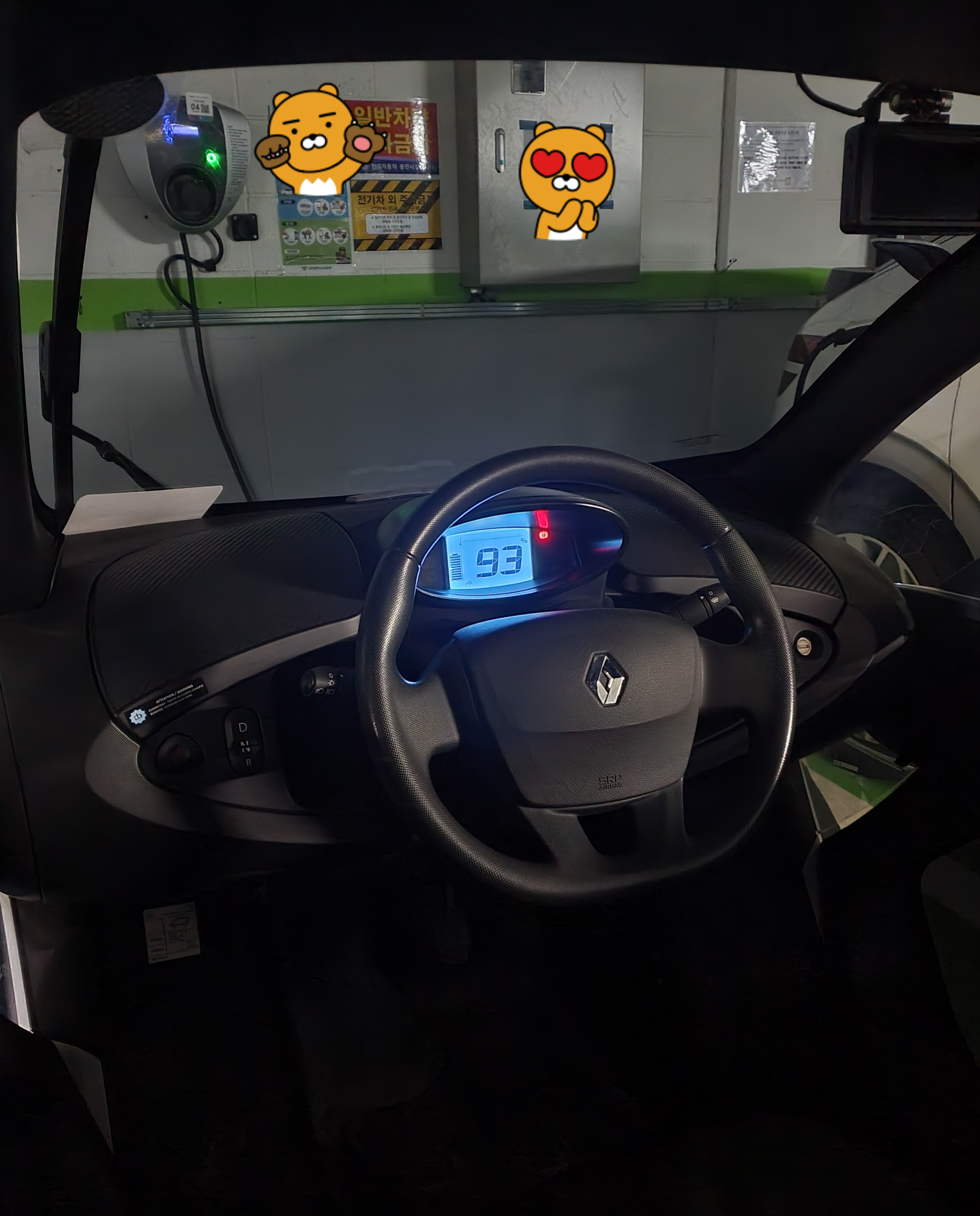 완속충전기로 충전하고 있는 트위치 차량 현제 93% 충전중