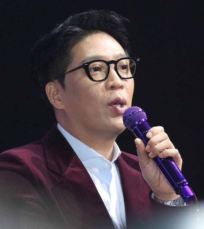 MC몽 히틀러 초상화 심경 고백과 근황 이승기 이다인 발치 병역기피 사건