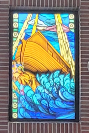 위 사진은 부산 광안성당 안에 있는 "노아의 방주"를 그린 스테인드글라스입니다.