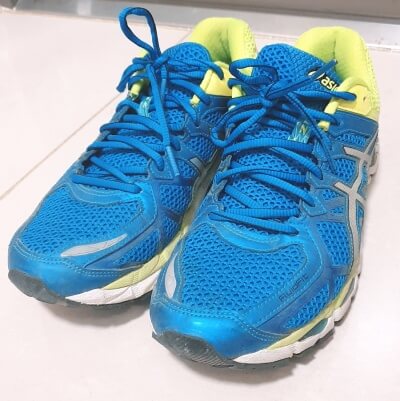 파란색 아식스 런닝화