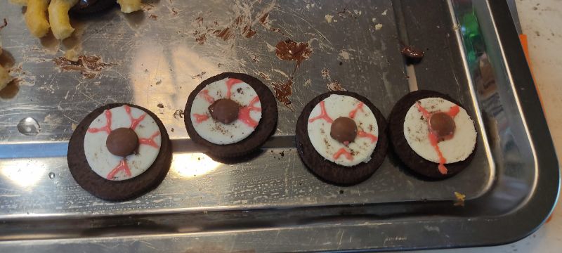 초코펜으로 눈의 실핏줄을 그려준사진