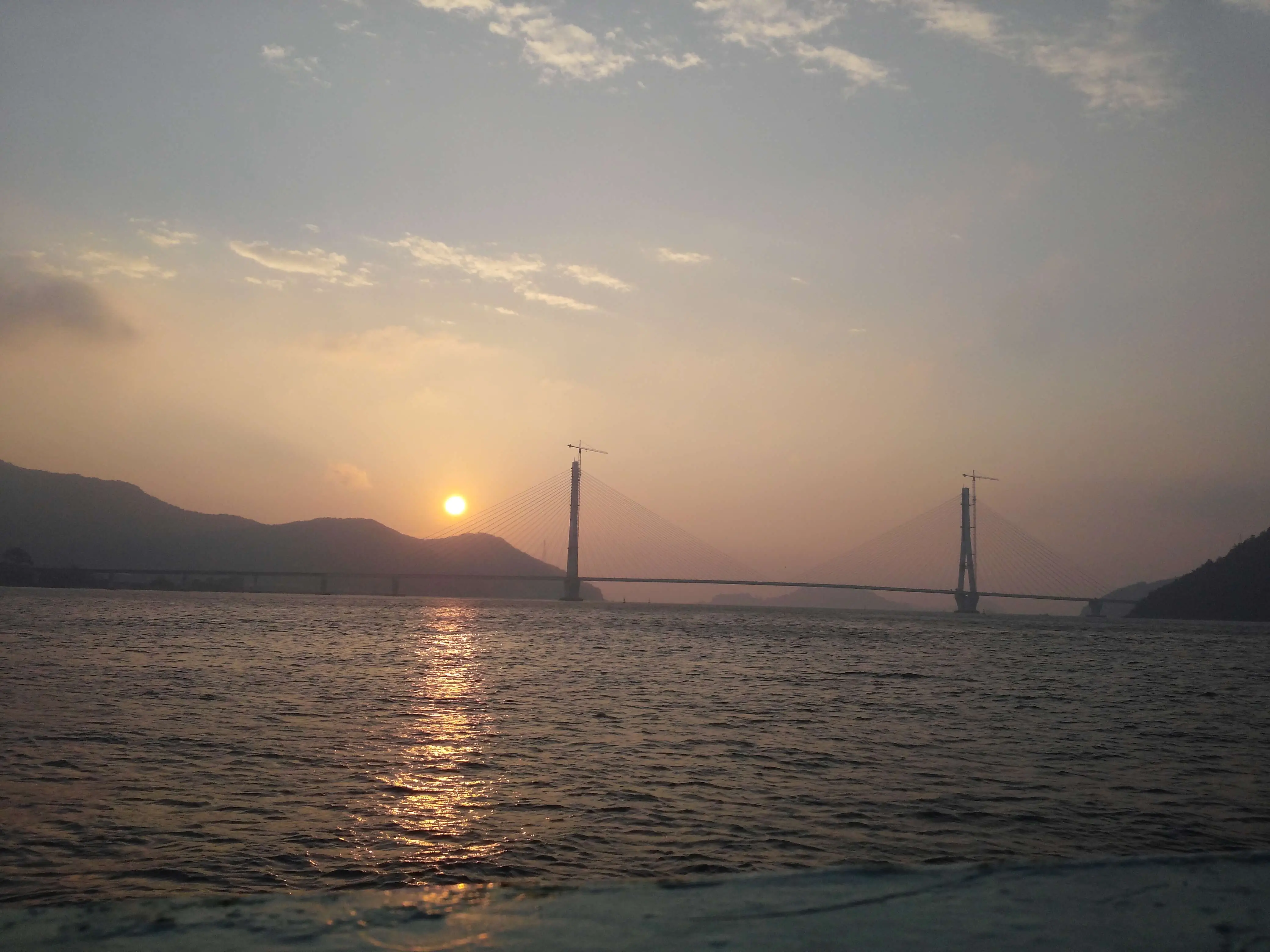 바다에서 본 일출모습 해가 떠오르고있는 사진