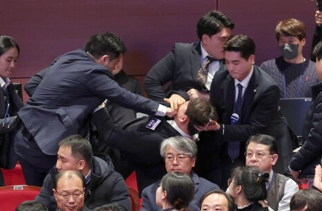 강성희 진보당 의원 윤석열 경호원 입틀막 제지 영상