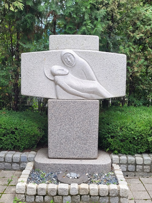 서울 한강성당 야외 십자가의 길 동산에 있는 피에타상 십자가입니다.