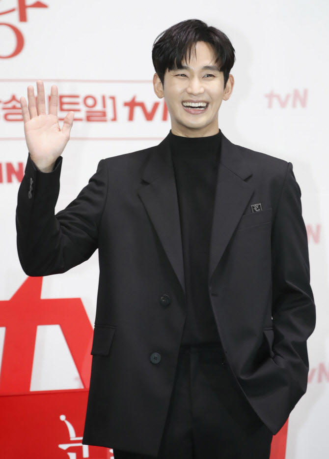 김수현&middot;김새론&amp;#44; 열애설부터 충격적인 비보까지 - 사실과 루머 총정리