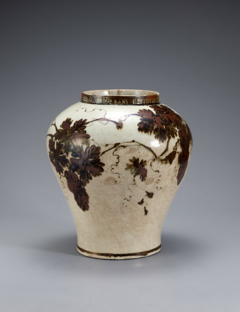 리움미술관 1부 절정&#44; 조선백자_백자철화 포도문 호