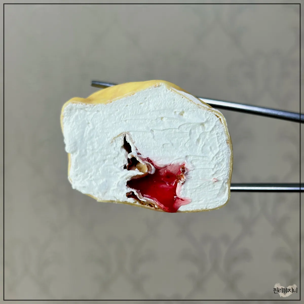 CU-편의점-수건케이크-생크림맛-크림이-가득-들어-있는-단면