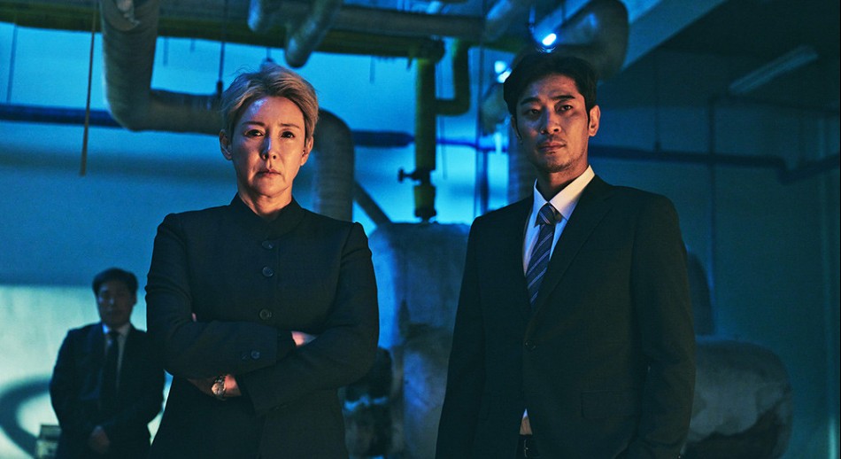 영화 씬 스틸컷|냉철한 분위기의 인물들이 등장하는 조사실 장면