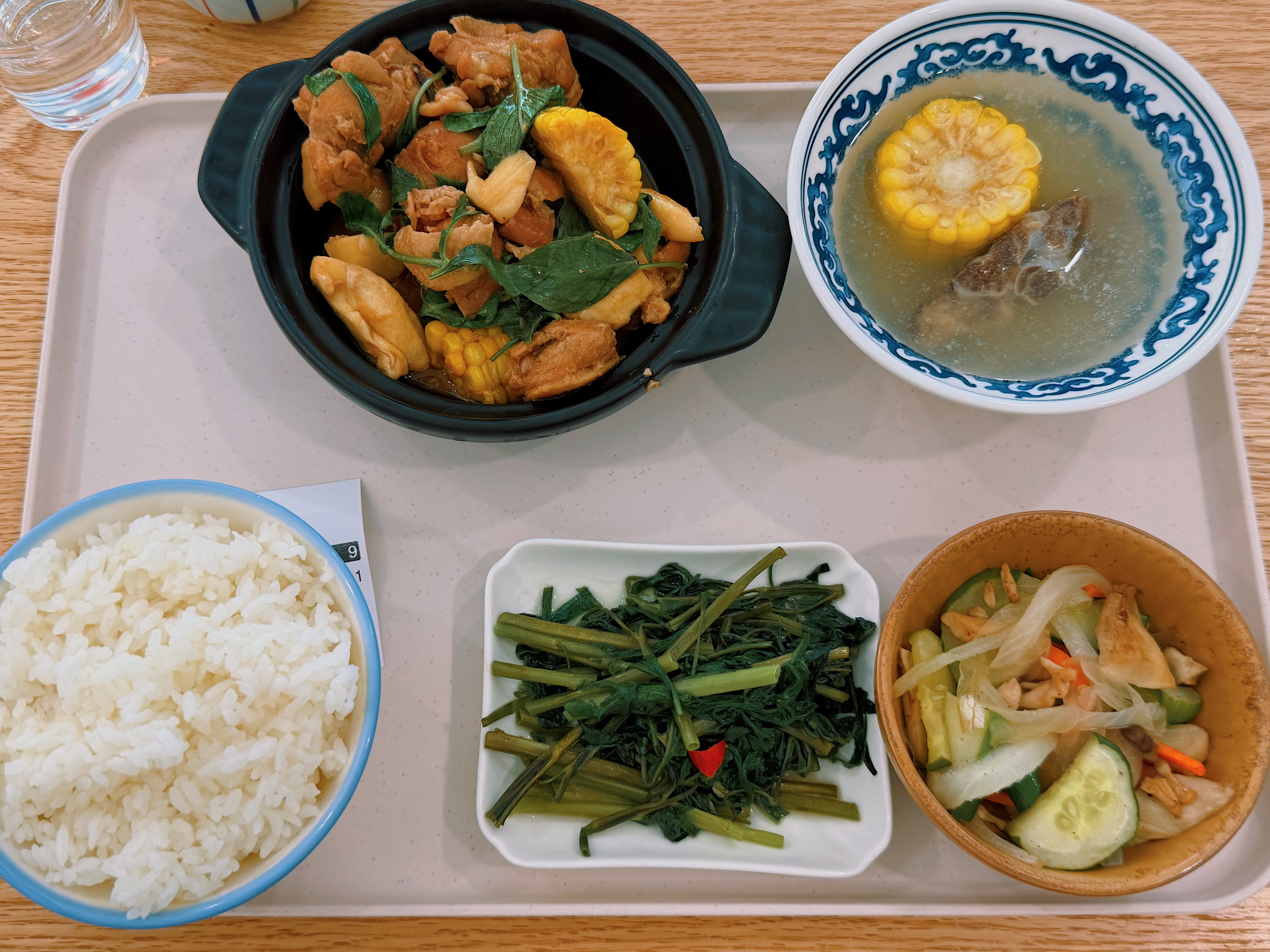 바질 삼배계와 옥수수국, 밥, 두 가지 반찬으로 구성된 정식
