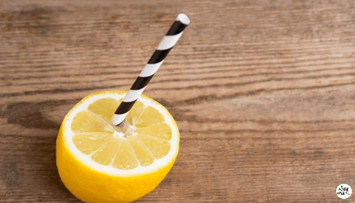 레몬 반쪽에 빨대가 꼽혀있다