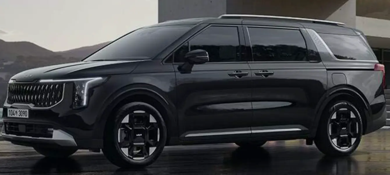 외부가 보이는 실내 검은 차량이 서있는 모습