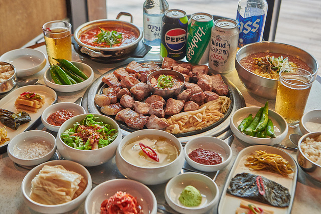 제주도 애월 맛집 현지인 추천 Best 10 제주달 애월해안도로본점 이춘옥원조고등어쌈밥 제주애월본점 제주 정직한돈 고이정 애월흑돼지 보리짚불구이 동경밥상 장인의집[본점] 갈치바다 애월 해물통라면 문개항아리 애월해안도로점 한라소곱창 애월 온기