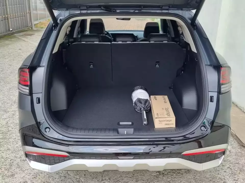 스포티지 1.6T의 트렁크는 이랬습니다. 높이 차이가 느껴지시나요?