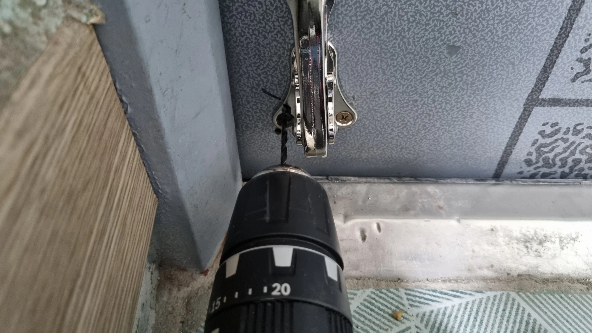 현관문 말발굽 구멍 뚫는 모습