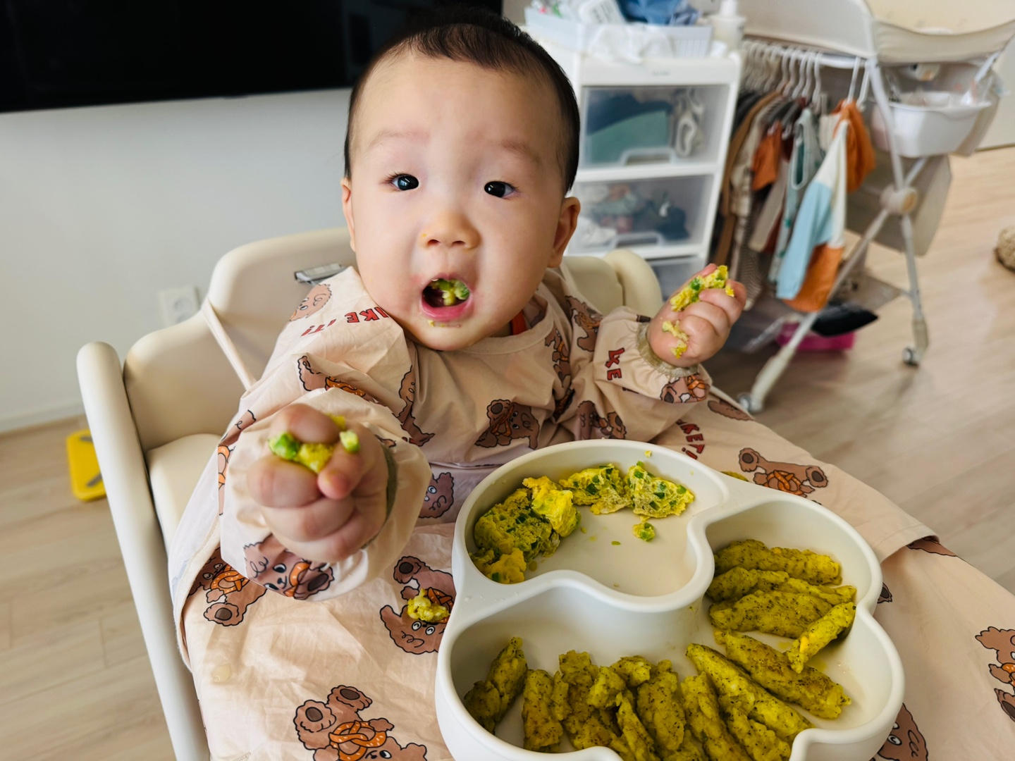 브로콜리와 밥스틱을 양손에 쥐고 한입에 쏙! 적극적으로 먹는 찬솔이의 저녁 식사 시간