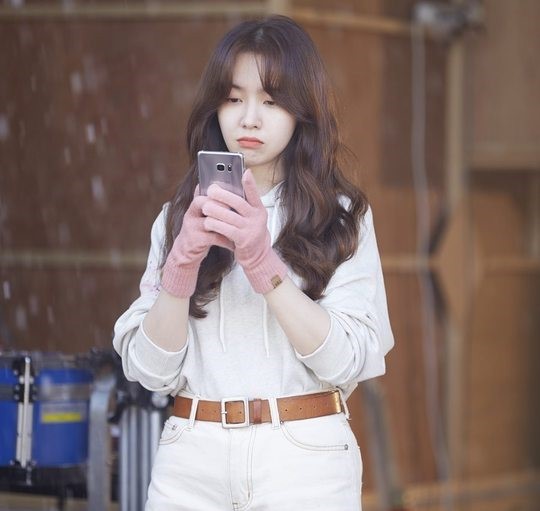 방민아가 휴대폰을 보고 있는 모습