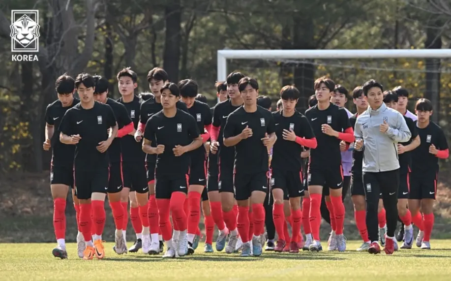 몸을풀고있는-u17-대표팀