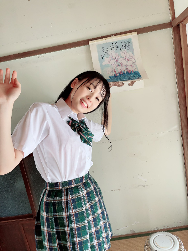 교복입고 달력을 넘기는 토키타 아미(Ami Tokita)