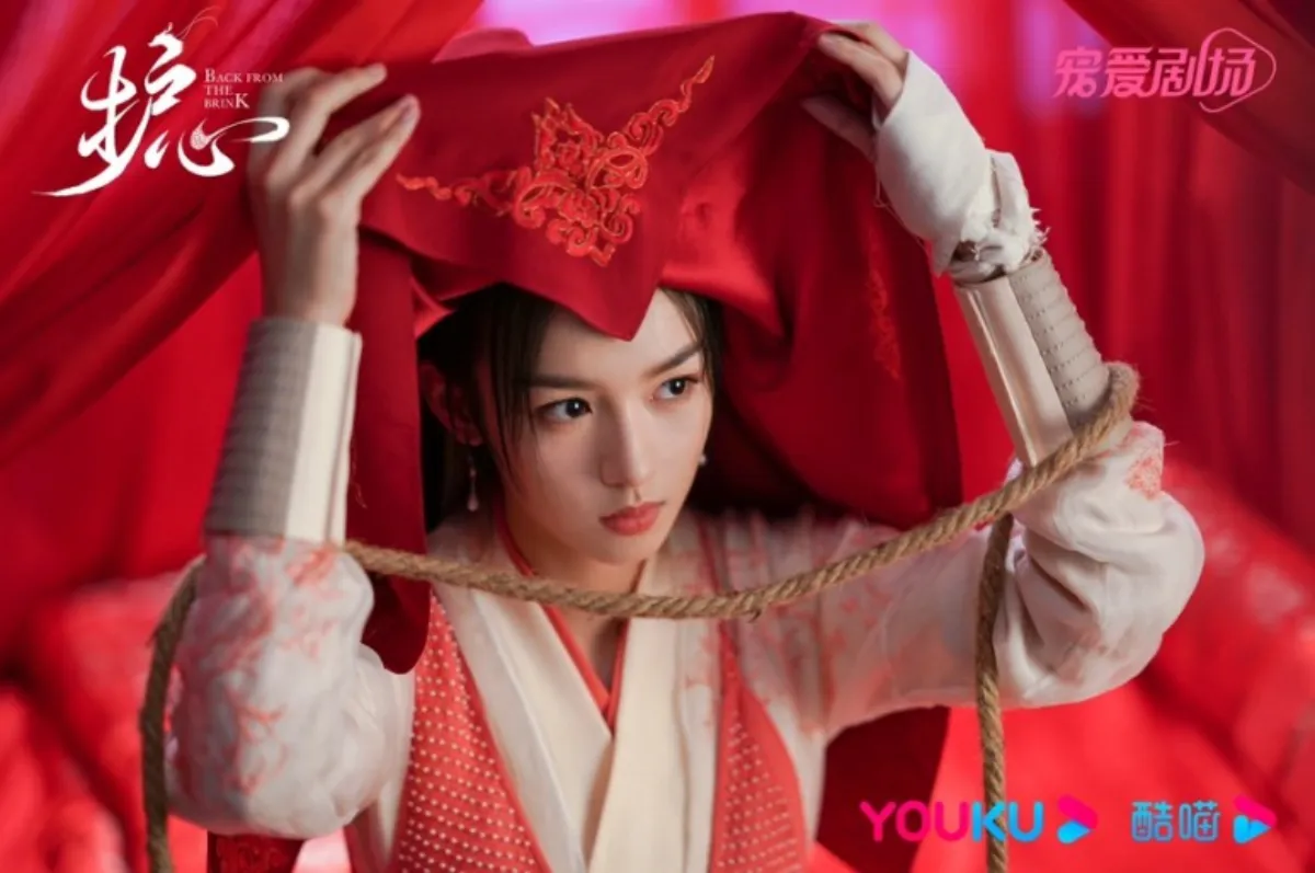 붉은-천을-들추고있는-안회