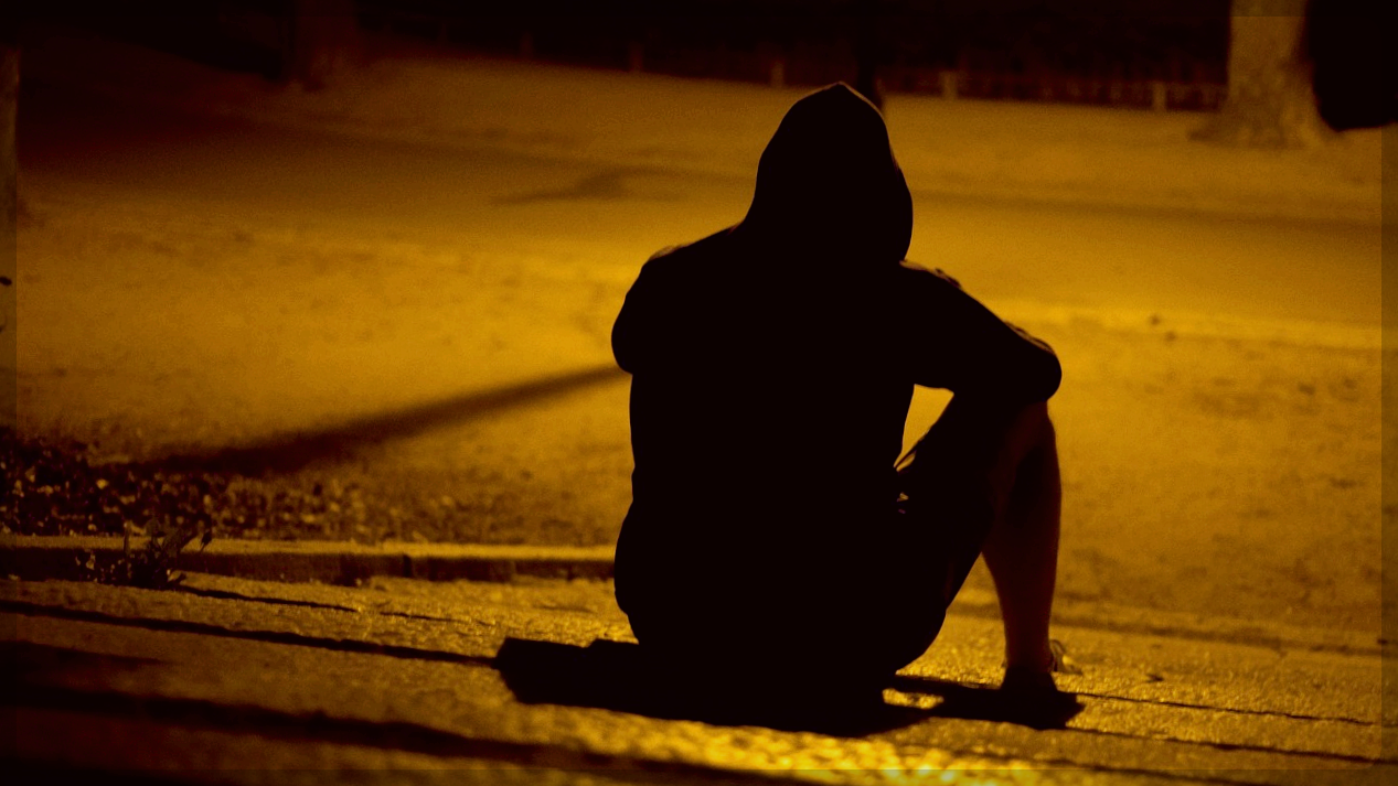 남성 앉아있는 뒷모습