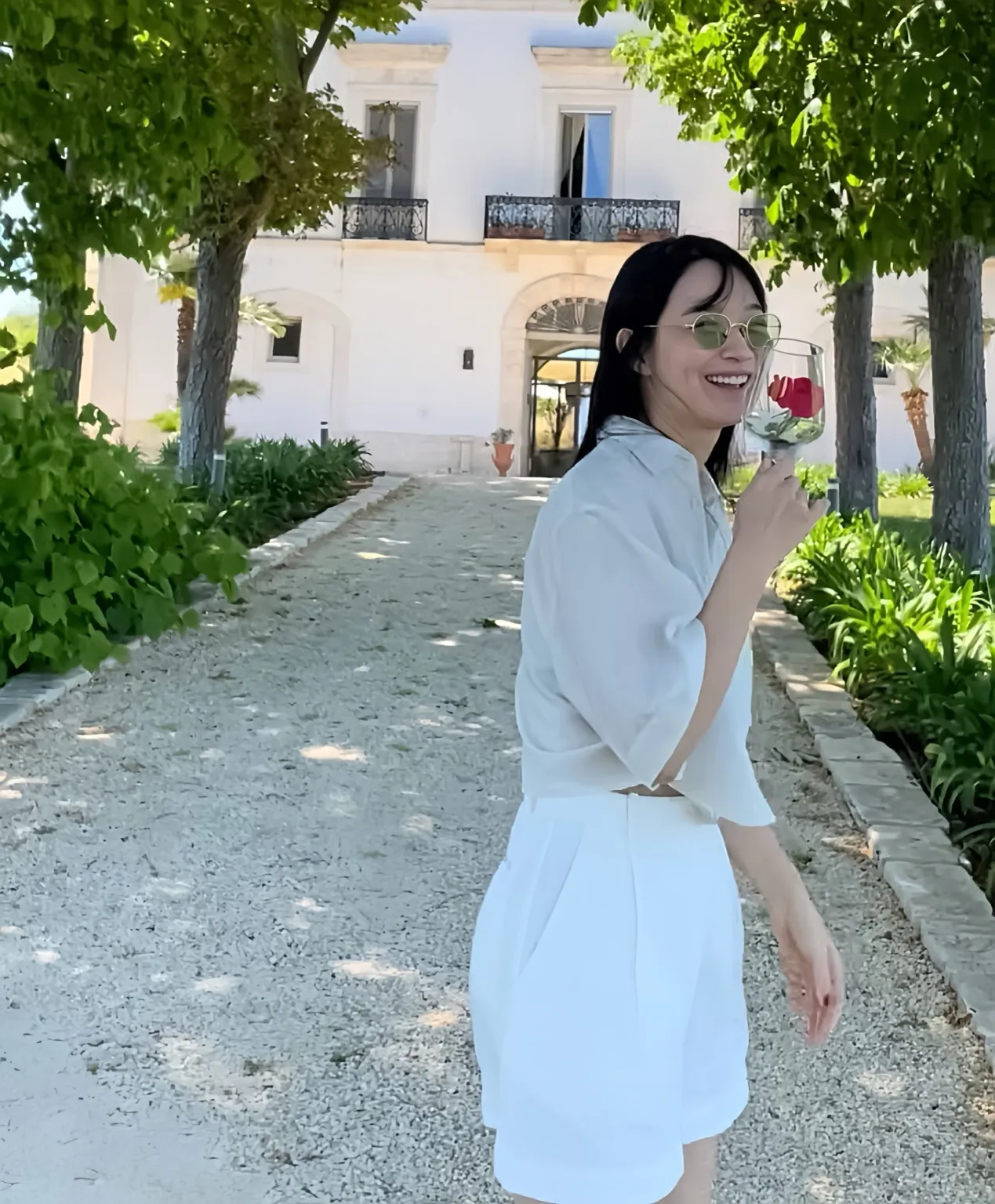 신민아 패션,신민아 스타일링,신민아 ZARA,루이비통 신민아,시퀸 드레스 추천,ZARA 신민아 룩,ZARA 실버 드레스,ZARA 시퀸 드레스,SPA 브랜드 대체템,셀럽 스타일 따라잡기