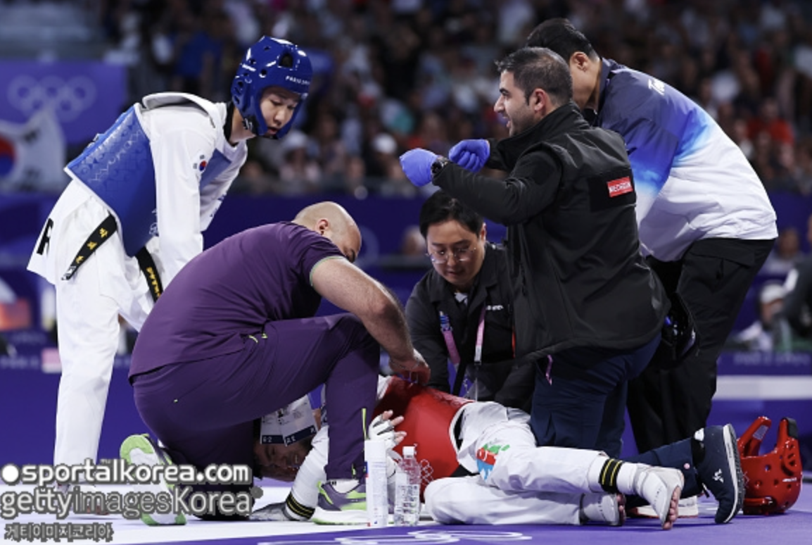 2024 파리올림픽 태권도 남자 58kg 결승 2라운드 고통을 호소하는 마고메도프 (사진출처.게티이미지코리아)